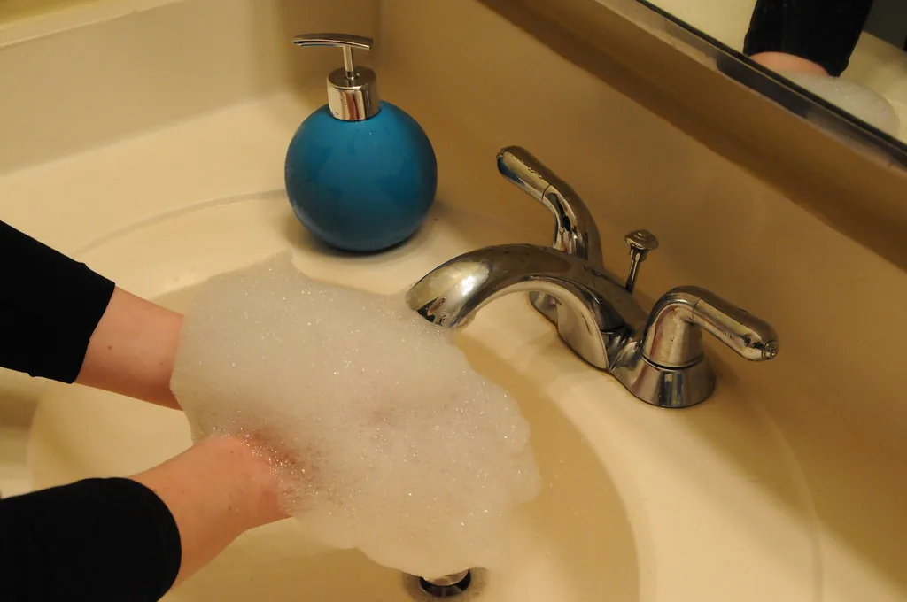 Así se ve un hábito que cuida la salud: las manos llenas de espuma, no apenas mojadas. El jabón es lo que se lleva la suciedad que no se ve. Imagen de flickr, peapod labs, CC BY.