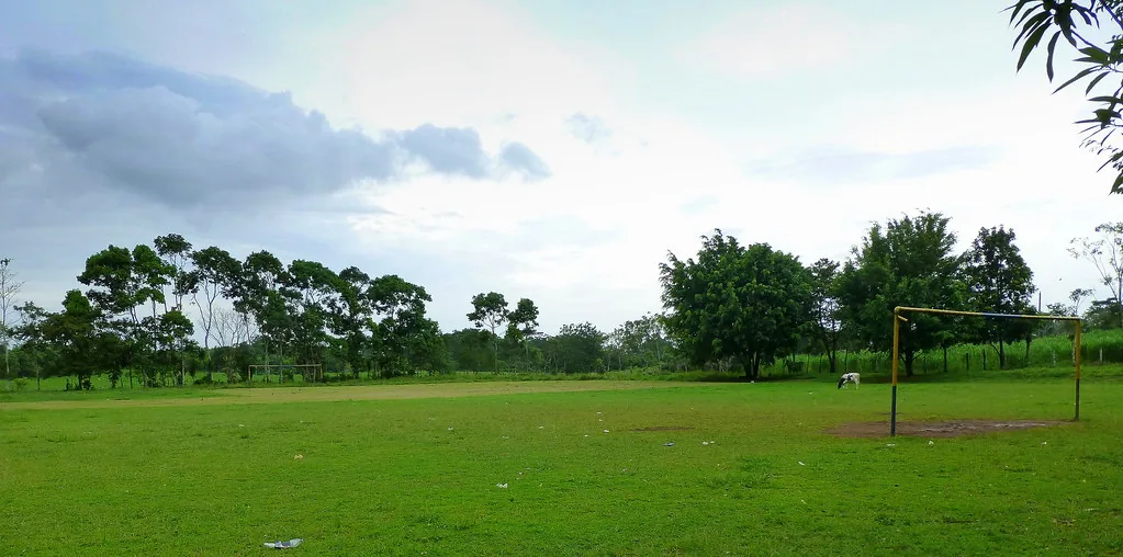 Cancha de fútbol con su marco de tubo, en La Palmera, Costa Rica. Una cancha grande pasa de los 5 000 metros cuadrados, un aula anda por los 50 y una puerta no llega a 2. Con esas tres referencias en la cabeza se juzga en un segundo si un resultado tiene sentido, sin volver a calcular nada. Imagen de flickr — krossbow, licencia BY.