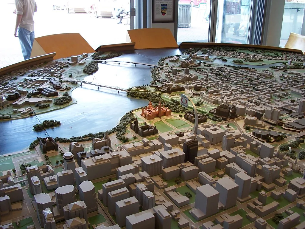 Una maqueta de ciudad: el río, los puentes y los edificios caben todos en una mesa. Todo está encogido por el mismo número, y ese número es la escala; si no fuera el mismo para todo, los puentes no llegarían de una orilla a la otra. De la maqueta a la realidad se multiplica, y de la realidad a la maqueta se divide. Imagen de flickr — Cyberlemur, licencia BY.