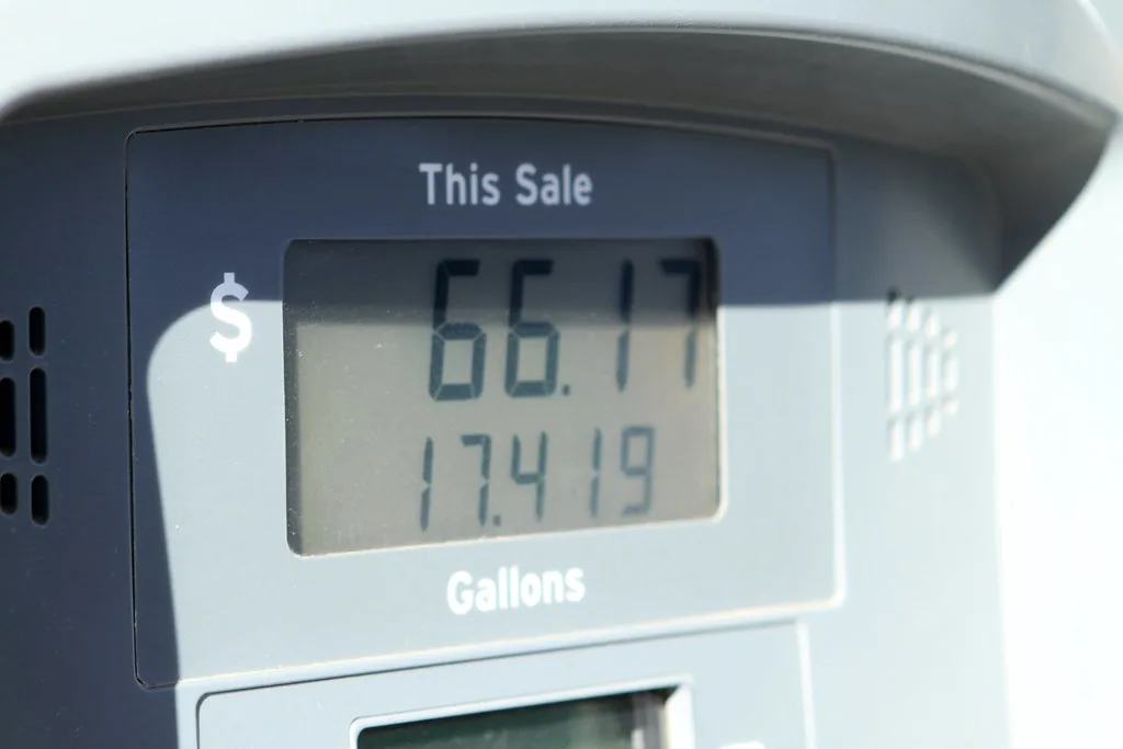 El marcador de un surtidor de gasolina: arriba el monto cobrado y abajo el combustible servido. El monto lleva dos cifras decimales y el volumen tres, porque la máquina mide más fino de lo que cobra y el cobro se redondea. Fijate además que este surtidor separa los decimales con un punto: en Costa Rica ese lugar lo ocupa la coma. Imagen de flickr — Tate Nations, licencia BY.