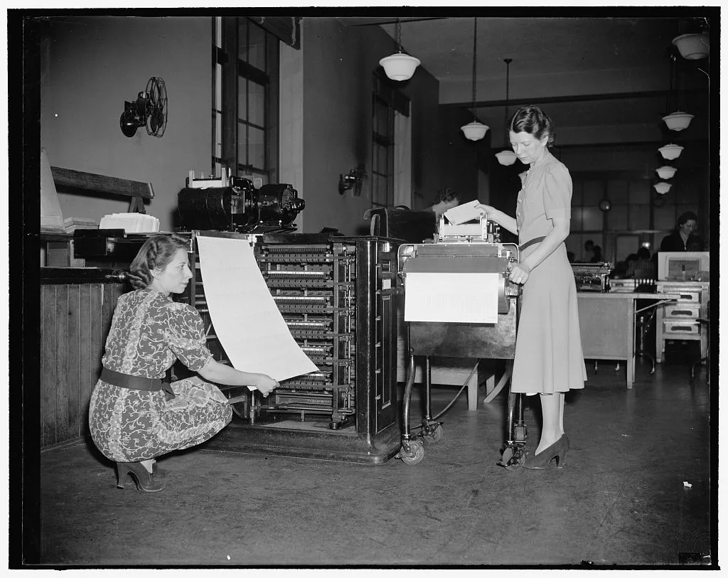 Oficina del censo de Estados Unidos en 1939, con la máquina tabuladora sacando las hojas de resultados. Los datos no nacen en la tabla: alguien los recogió casa por casa y después una máquina los contó. Por eso, antes de creerle a un cuadro, hay que preguntar de dónde salieron sus números. Fotografía de la Biblioteca del Congreso de Estados Unidos, dominio público.