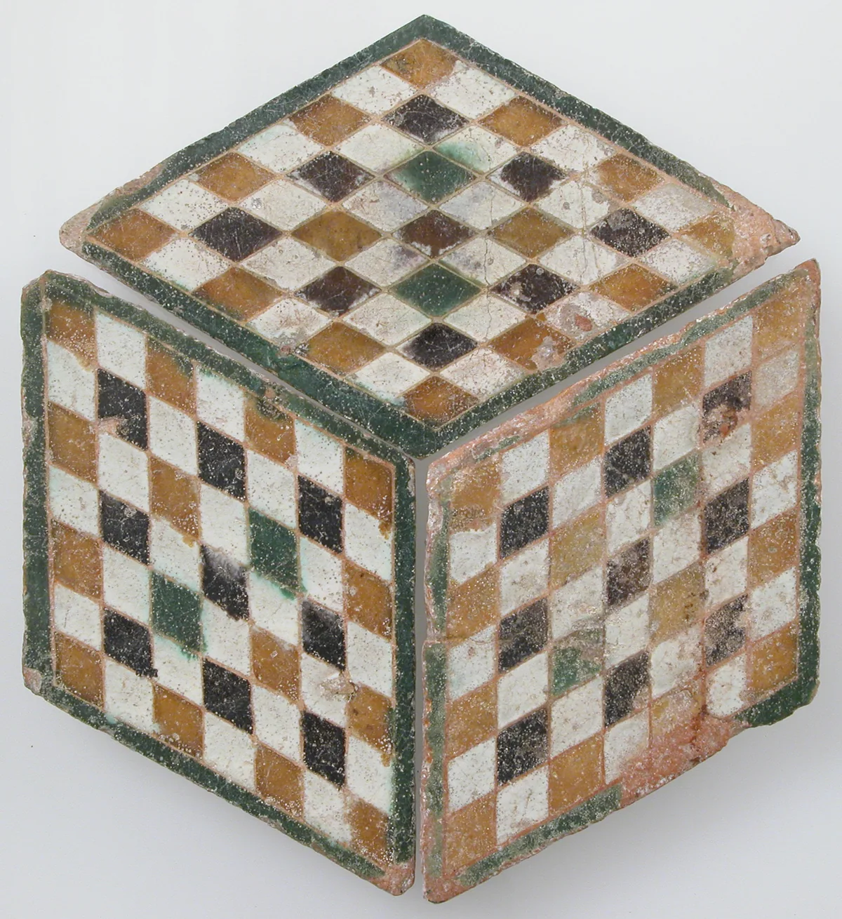 Azulejos españoles de fines del siglo XV, cada uno cuadriculado en cuadritos de colores. Para saber cuántos cuadritos tiene una baldosa no hay que contarlos uno por uno: basta multiplicar los de una fila por los de una columna. Eso es exactamente base por altura, y por eso el área se mide en cuadritos y no en rayas. Imagen del Museo Metropolitano de Arte de Nueva York, dominio público.