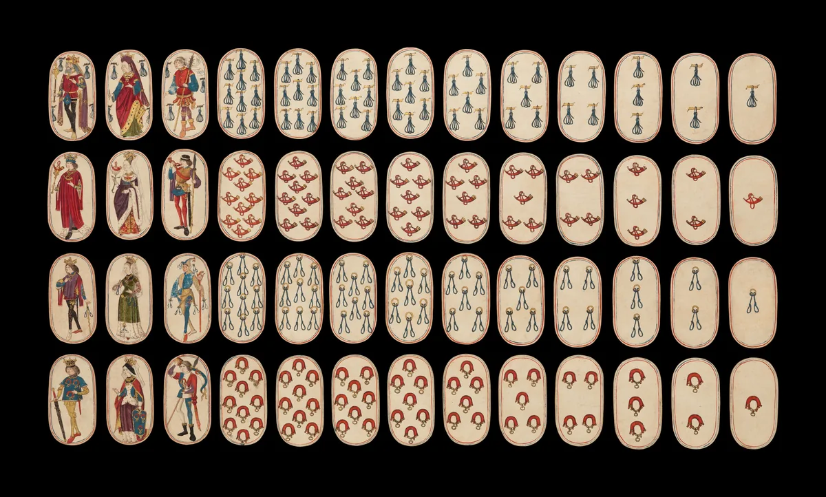 La baraja de los Claustros, hecha en los Países Bajos hacia 1475 y conservada completa. Están las cuatro pintas, una por fila, y cada una tiene trece cartas: cincuenta y dos en total. Si se saca una sin ver, la probabilidad de que sea de una pinta determinada es trece entre cincuenta y dos, es decir casos favorables entre casos posibles. Imagen del Museo Metropolitano de Arte de Nueva York, dominio público.