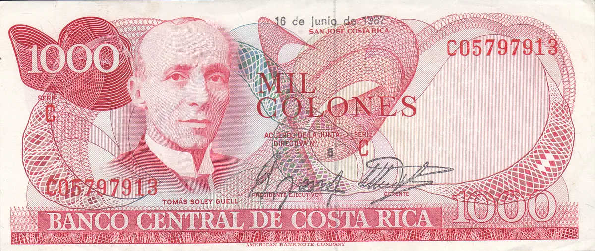 Billete de mil colones del Banco Central de Costa Rica, fechado el 16 de junio de 1987. La cantidad viene escrita dos veces, con cifras y con letras, y dice lo mismo: mil colones. Reconocer de un vistazo cuánto vale cada pieza es el primer paso para sumar una compra y para dar el vuelto. Imagen de Wikimedia Commons, Banco Central de Costa Rica, licencia CC0.
