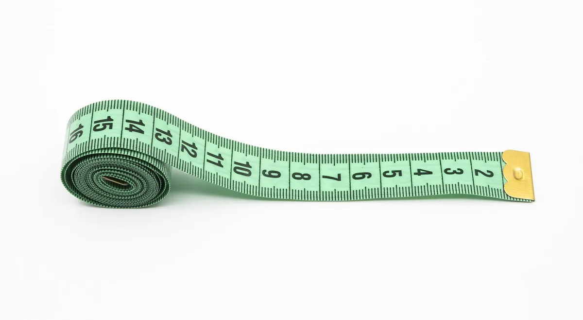 Cinta de costurera desenrollada, con los centímetros numerados y las rayitas de los milímetros entre número y número. Entre un centímetro y el siguiente hay diez rayitas: por eso pasar de centímetros a milímetros es multiplicar por diez y volver es dividir entre diez. Todo el sistema métrico está armado con ese mismo salto. Imagen de Wikimedia Commons, Jacek Halicki, licencia CC BY-SA 4.0.