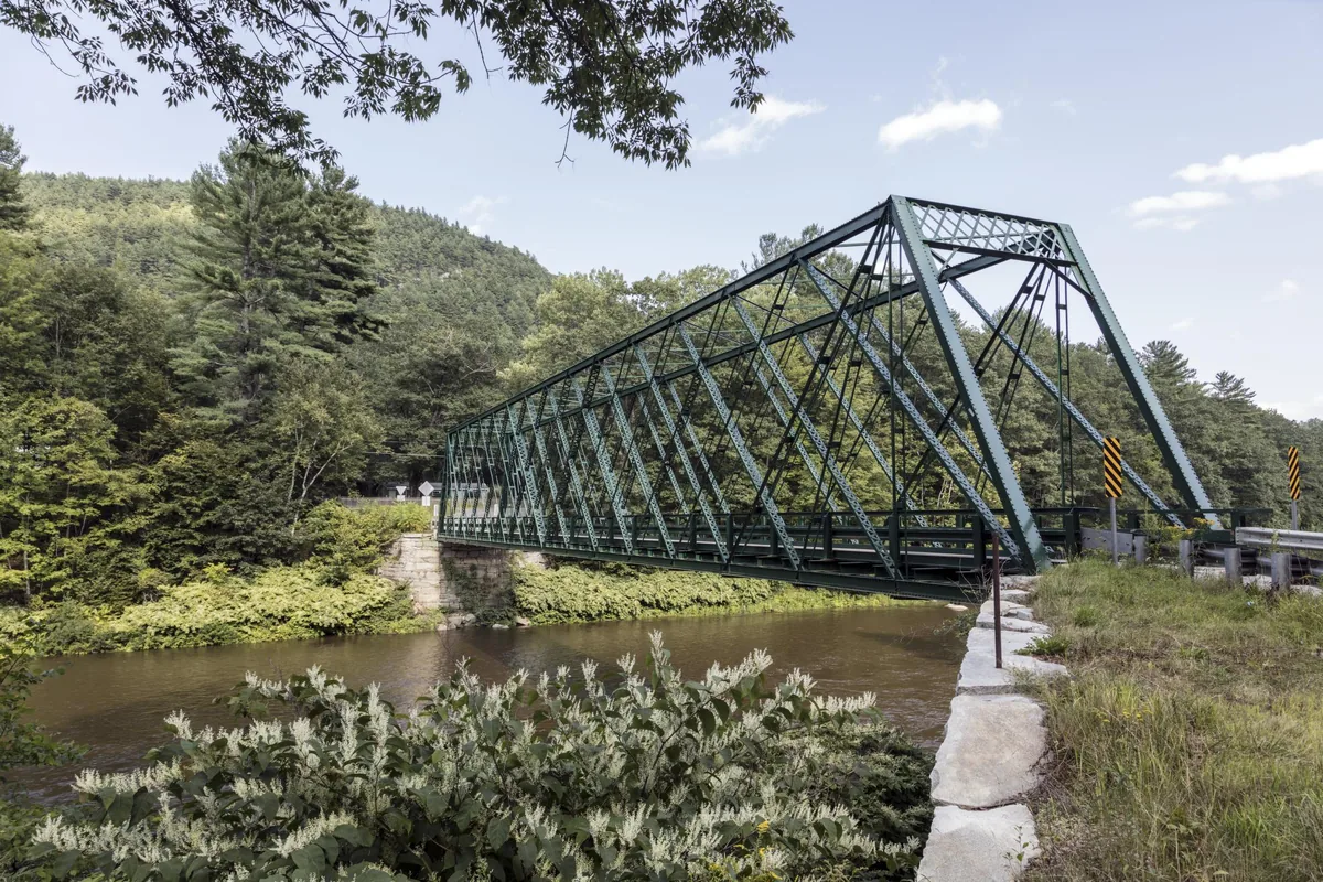 Puente de celosía de hierro sobre el río West, en Townshend, Vermont. Toda la estructura está armada con figuras simples: las diagonales forman triángulos y las barras verticales, con los cordones de arriba y de abajo, forman cuadriláteros. Descomponer así una figura complicada es justo lo que pide el examen. Fotografía de la Biblioteca del Congreso de Estados Unidos, dominio público.