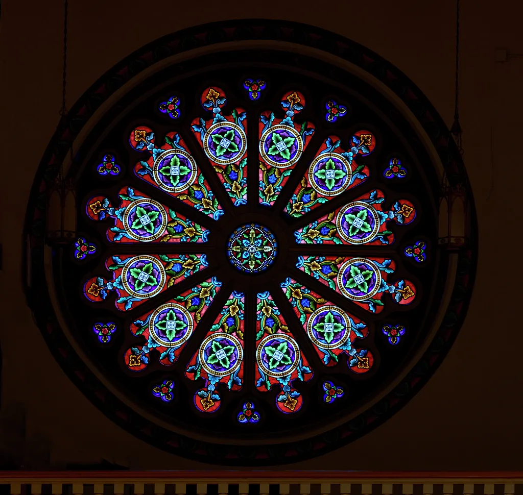 Rosetón de la catedral basílica de San Francisco de Asís, en Santa Fe, Nuevo México. Del centro salen doce brazos de piedra hasta el borde y todos miden lo mismo: cada uno es un radio. Dos brazos opuestos, uno seguido del otro, forman un diámetro, y por eso el diámetro mide el doble del radio. Fotografía de la Biblioteca del Congreso de Estados Unidos, dominio público.