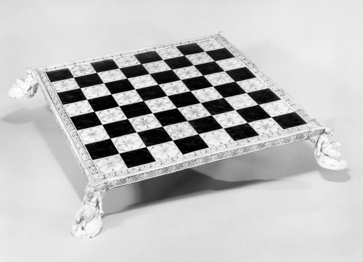 Tablero de ajedrez del siglo XIX, con ocho filas y ocho columnas de casillas. Cada casilla se nombra con dos datos, la columna y la fila, igual que un punto del plano se nombra con dos números y siempre en ese orden. Correr una pieza tres casillas hacia el mismo lado, sin girarla ni cambiarle el tamaño, es una traslación. Imagen del Museo Metropolitano de Arte de Nueva York, dominio público.