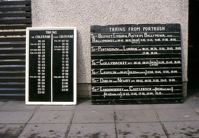 Tableros de horarios de la estación de Portrush, con las horas de salida de los trenes en columnas. Una lista así tiene un dato mínimo, que es la primera salida del día, y un dato máximo, que es la última; el recorrido es la diferencia entre esos dos. En este tablero el día de trenes se estira desde antes de las siete de la mañana hasta pasadas las diez de la noche. Imagen de Wikimedia Commons, Albert Bridge, licencia CC BY-SA 2.0.