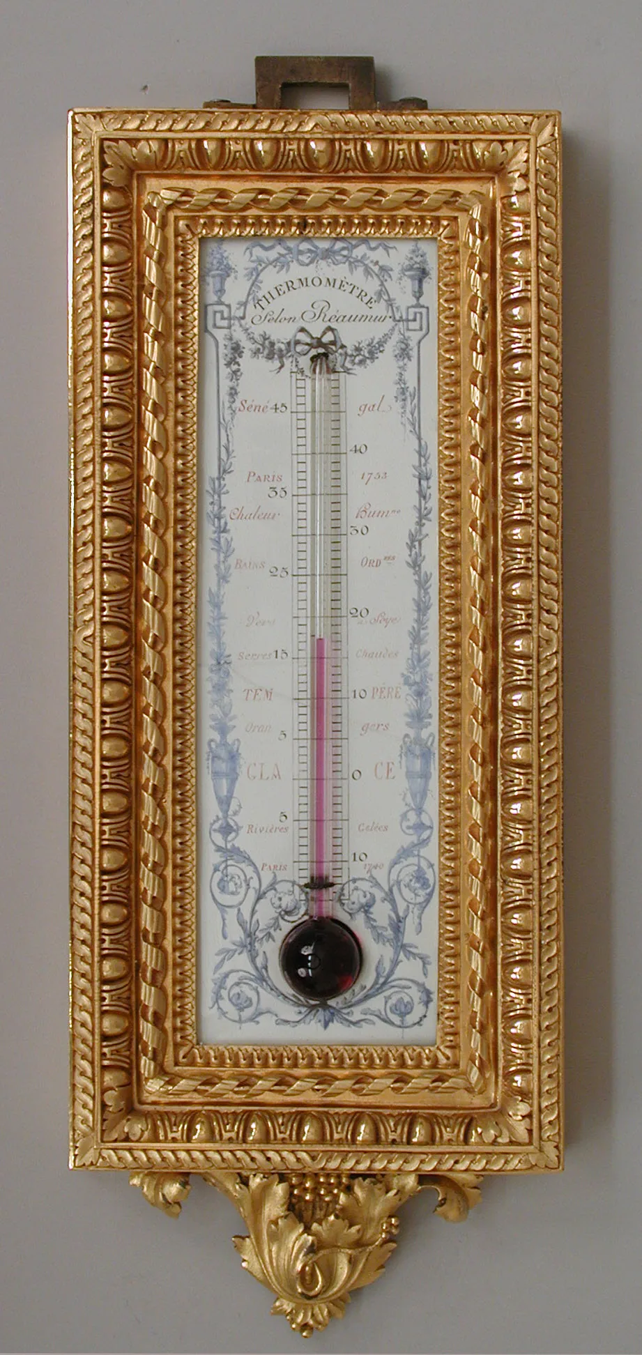 Termómetro de pared francés de hacia 1760, con su columna de líquido subiendo por una escala de Réaumur. Esa escala ya nadie la usa, pero medía el mismo calor que miden hoy los grados Celsius: lo que cambiaba era el número, no la temperatura. Por eso pasar de Celsius a Fahrenheit no calienta ni enfría nada, solo cambia con qué regla se lo cuenta. Imagen del Museo Metropolitano de Arte de Nueva York, dominio público.