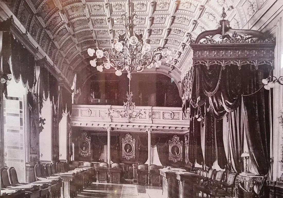 El salón de sesiones del Palacio Nacional de San José, fotografiado en 1922: las curules de los diputados frente al estrado. Foto: Wikimedia Commons, dominio público