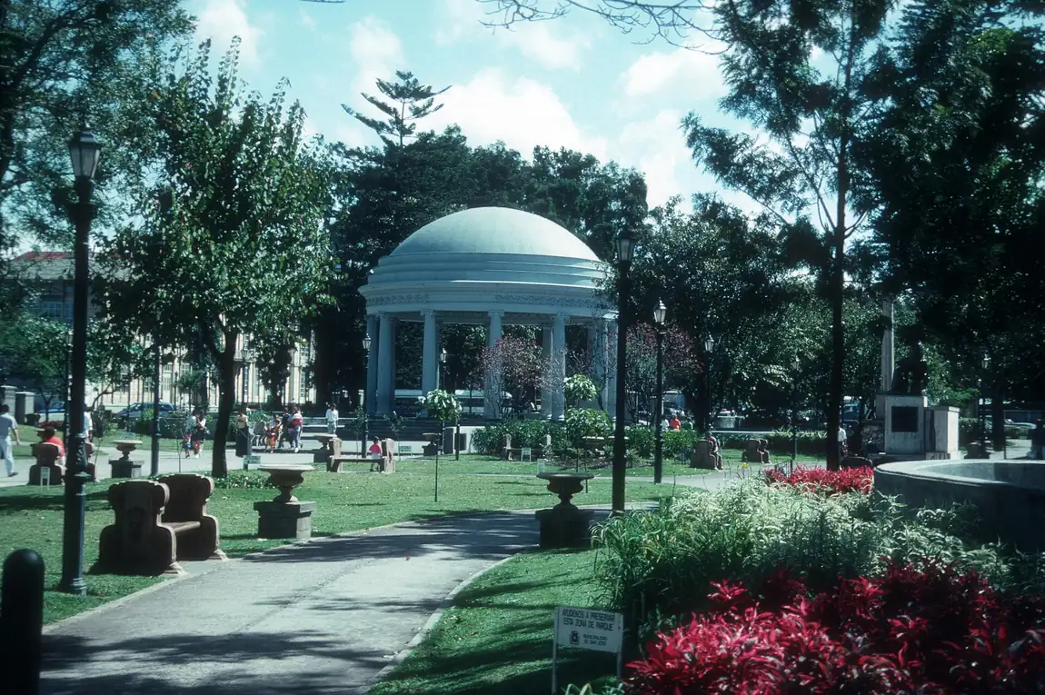 Un parque en el centro de San José, con su templo de música. En la ciudad la gente vive cerca una de otra y hay comercio, oficinas y transporte; en el campo, las casas están separadas por fincas. Foto: Jerrye y Roy Klotz, Wikimedia Commons, CC BY-SA 3.0.