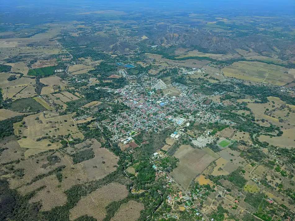 Santa Cruz de Guanacaste vista desde el aire: se ven las calles, la plaza, las casas y los potreros alrededor. Así se entiende de un vistazo dónde empieza y dónde termina un cantón. Foto: PetterLundkvist, Wikimedia Commons, CC BY-SA 4.0.