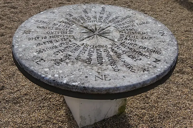 Una rosa de los vientos labrada en piedra: las cuatro puntas grandes son norte, sur, este y oeste, y entre ellas van las direcciones intermedias. Foto: Compo, Wikimedia Commons, CC BY-SA 4.0.