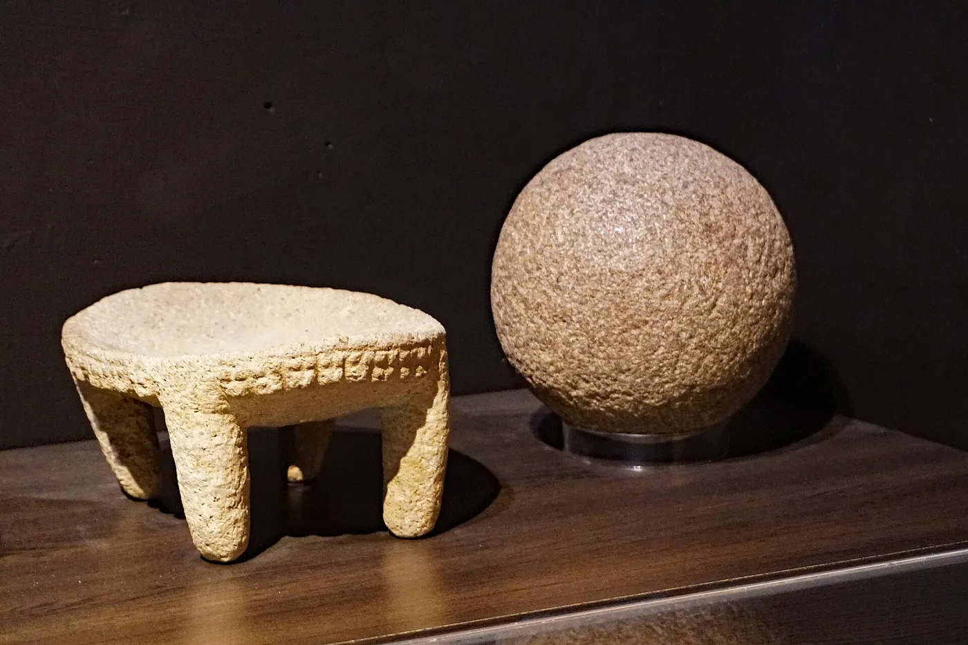 Un metate tallado y una esfera de piedra del Diquís, en el Museo del Jade. El metate labrado y sin desgaste no molía maíz: acompañaba en el rito o en la tumba, igual que las esferas no eran adorno. Foto: Mariordo (Mario Roberto Durán Ortiz), Wikimedia Commons, CC BY-SA 4.0.
