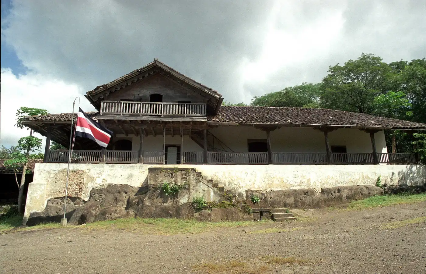 La casona de la hacienda Santa Rosa, en el noroeste de Guanacaste. Quedaba sobre el camino de tierra que entra desde Nicaragua, y por eso el primer combate de la Campaña Nacional se dio justo ahí. Foto: Julián Monge-Nájera, Wikimedia Commons, CC BY-SA 4.0.