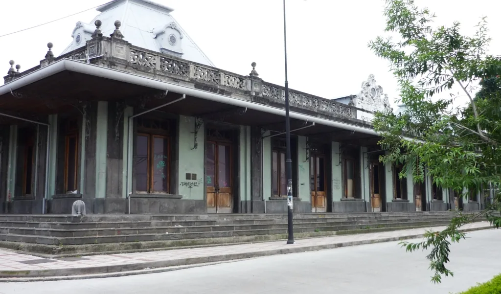 La Estación al Atlántico, en San José. Fue el punto de partida del ferrocarril que los liberales construyeron para sacar el café hacia Europa por Limón, en vez de rodear el continente por el Pacífico. Foto: Axxis10, Wikimedia Commons, CC BY-SA 3.0.