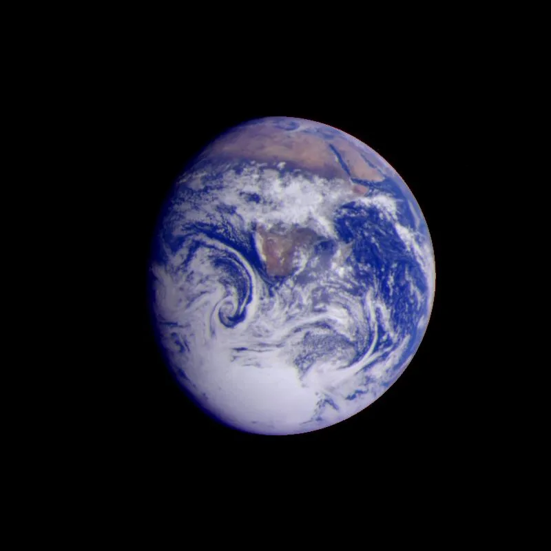 La Tierra vista desde afuera: el Sol alumbra un lado y el otro queda oscuro. Ahí está el día y la noche, y la Tierra va girando. Imagen de la NASA, dominio público.